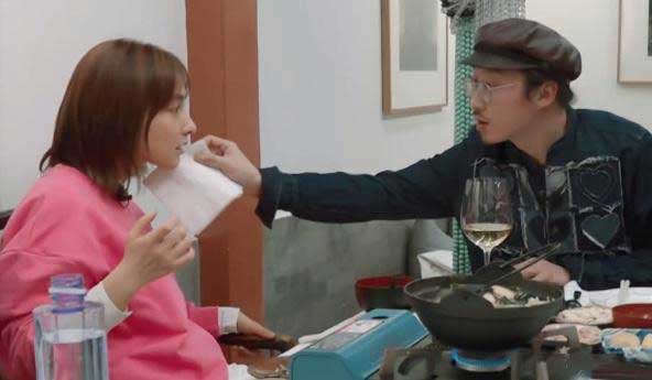 而且做饭的时候还给吴昕系围裙,吃饭的时候还有突如其来的擦擦嘴